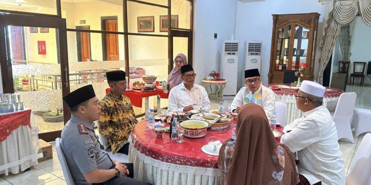 Kunjungan Idul Adha: Kepala Kemenkumham Sulut dan Imigrasi Kotamobagu Bersilaturahmi ke Rumah Pj Walikota