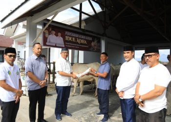 Pj Wali Kota Serahkan 5 Hewan Qurban Untuk 5 Desa di Kotamobagu
