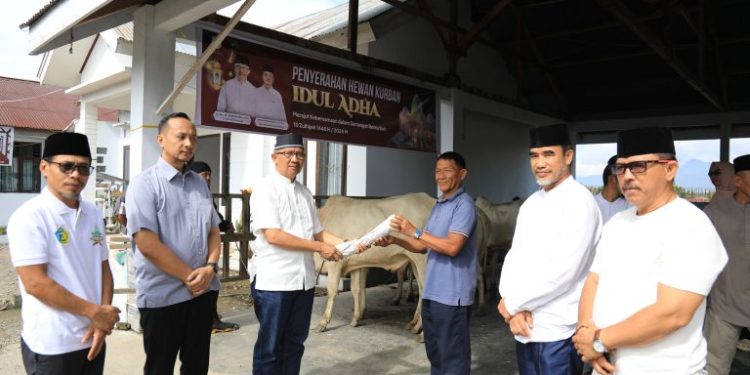 Pj Wali Kota Serahkan 5 Hewan Qurban Untuk 5 Desa di Kotamobagu
