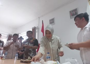 Cagub YSK Kian ‘Mesra’ Dengan Tatong Bara Saat Diskusi Bersama Insan Pers