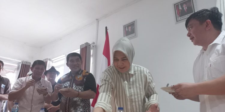 Cagub YSK Kian ‘Mesra’ Dengan Tatong Bara Saat Diskusi Bersama Insan Pers