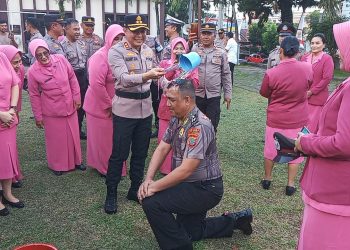 Tradisi ‘Mandi Kembang’ Hantarkan 28 Personil Polres Bitung Naik Pangkat Setingkat Dalam Peringatan HUT Bhayangkara Ke-78