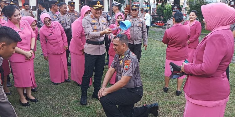 Tradisi ‘Mandi Kembang’ Hantarkan 28 Personil Polres Bitung Naik Pangkat Setingkat Dalam Peringatan HUT Bhayangkara Ke-78