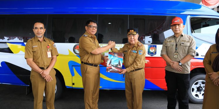 Penjabat Wali Kota Kotamobagu Serahkan Bus Bantuan untuk IPDN Kampus Sulawesi Utara