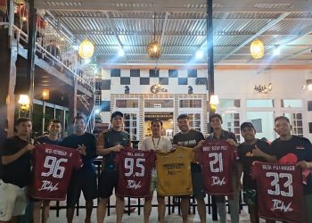 TCW Bintang Serahkan Jersey untuk Tim Sepakbola Kelurahan Mongkonai