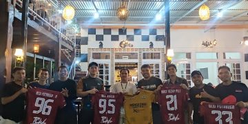 TCW Bintang Serahkan Jersey untuk Tim Sepakbola Kelurahan Mongkonai