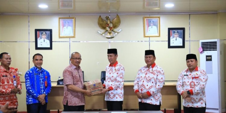 Pemkot Kotamobagu Serahkan Bantuan Bagi Korban Banjir Bolsel