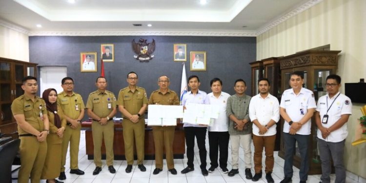 Pemkot Kotamobagu Serahkan Hibah Tanah Untuk KPU