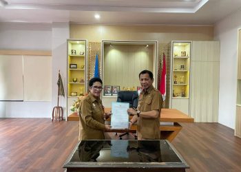Pj Bupati Jusnan Mokoginta Serahkan SK Plt Sekda Bolmong Kepada Ramlan Mokodongan
