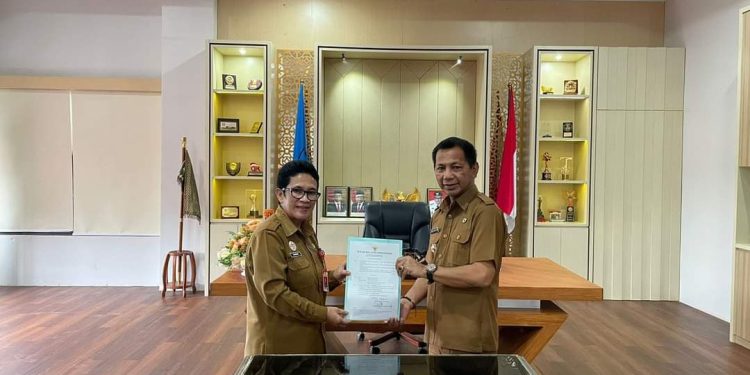 Pj Bupati Jusnan Mokoginta Serahkan SK Plt Sekda Bolmong Kepada Ramlan Mokodongan