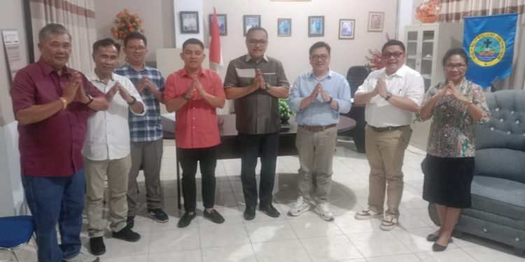Pasangan ‘Balon’ Bupati Limi Mokodompit dan Welty Komaling Silaturahmi ke Kantor Sinode GMIBM