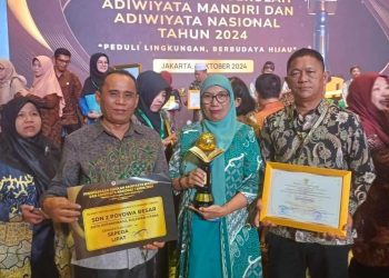 SDN 2 Pobes Terima Penghargaan Dari Kementrian LHK