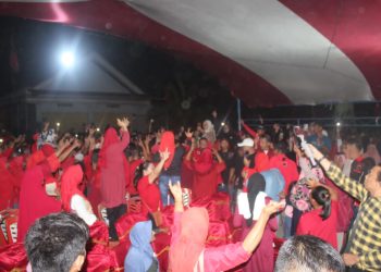 Ribuan Warga Tumpah Ruah Di Kampanye Dialogis Limi Welty di Desa Toraut Bersatu