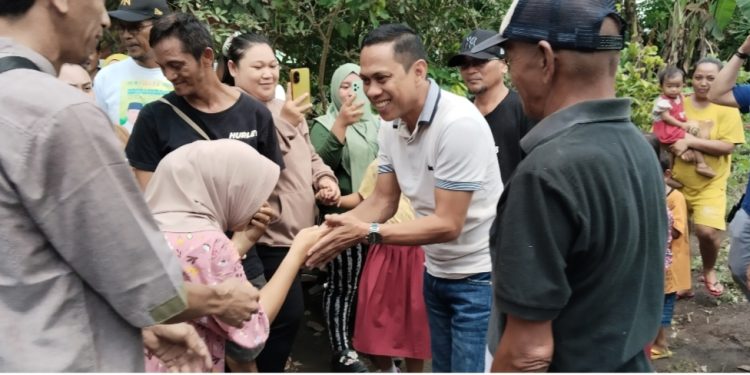 Penyerahan Bantuan RSB untuk Korban Pengusiran di Mongkonai, Disaksikan Langsung oleh Dr. Weny Gaib