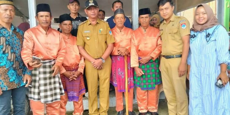 Pemdes dan Masyarakat Pinonobatuan Sambut Bupati dan Wakil Boltim di Perayaan Ketupat