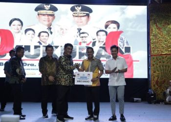 Weny-Rendy Terima Bantuan Kursi Roda dan Bibit Kakao dari Gubernur Sulawesi Utara
