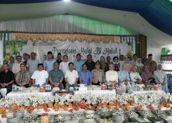 Weny – Rendy Hadiri Halal Bi Halal di Desa Pontodon Timur