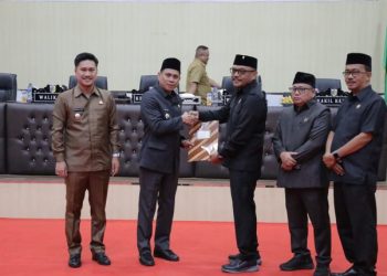 Weny – Rendy Hadiri Paripurna Penandatanganan Rancangan Awal RPJMD Tahun 2025-2029