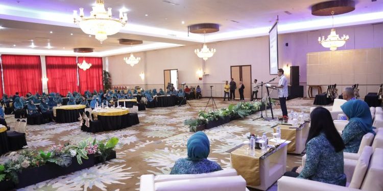 Weny Gaib Secara Resmi Buka Bimtek Etika dan Table Manner
