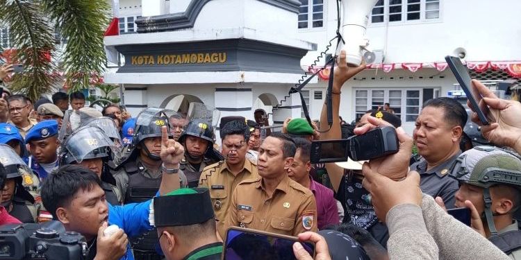 Pemkot Kotamobagu Terima Aspirasi Mahasiswa Lewat Aksi Damai Long March