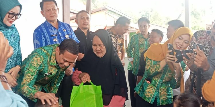 Wali Kota Kotamobagu Serahkan Bantuan untuk Balita Stunting dan Warga Miskin Ekstrem