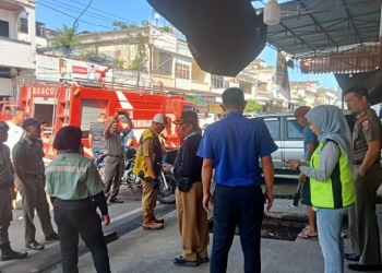 Pemkot Kotamobagu Bersihkan Drainase di Jalan Kartini