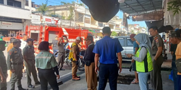 Pemkot Kotamobagu Bersihkan Drainase di Jalan Kartini