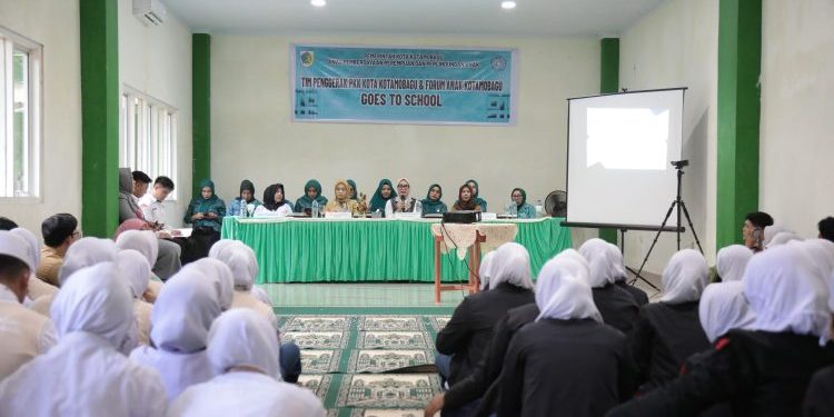 Ketua TP-PKK Kotamobagu Buka Sosialisasi Pencegahan Kekerasan Anak di MTsN 2