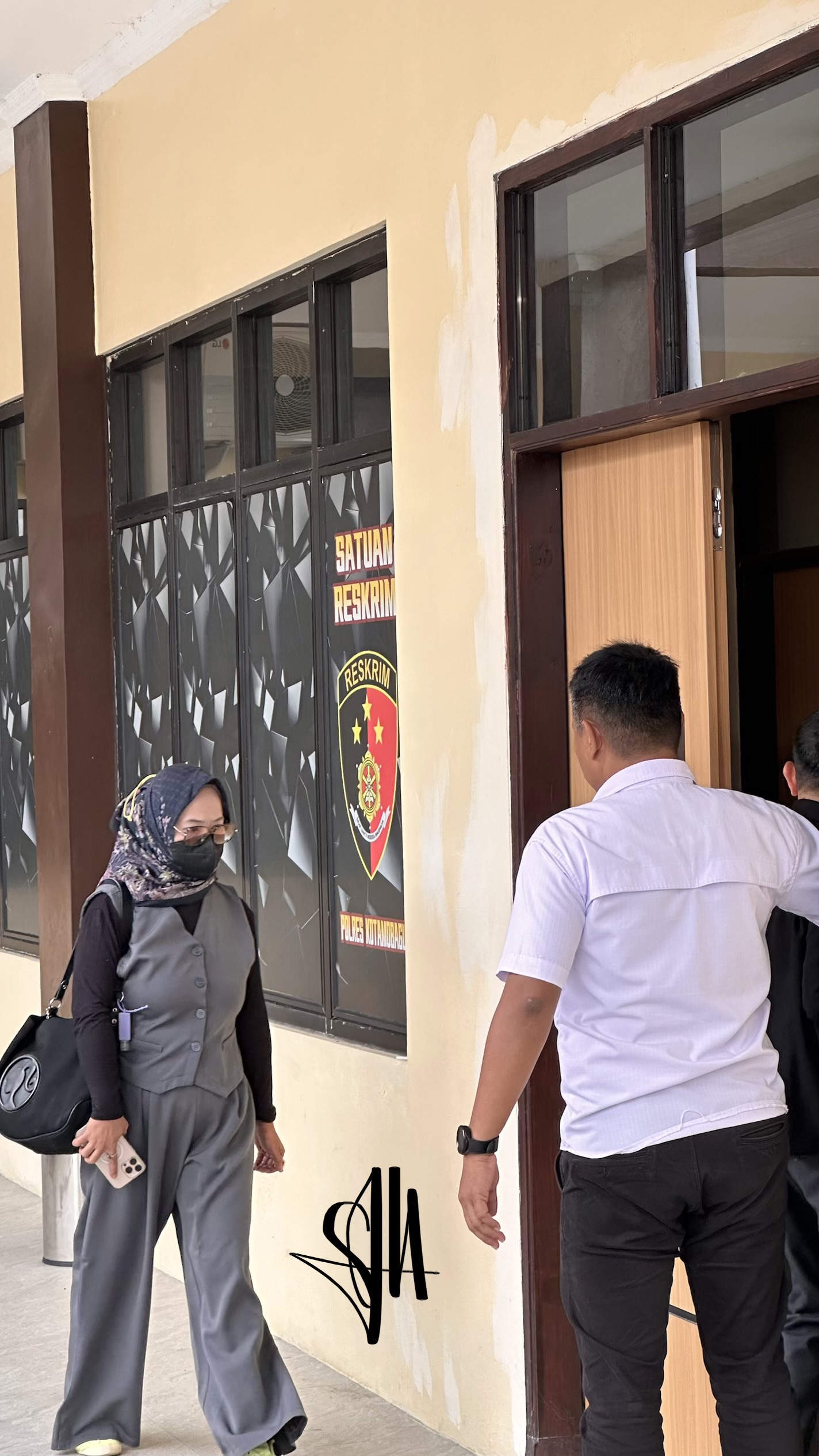 dr. Sitti Korompot saat hadir di Mapolres Kotamobagu.