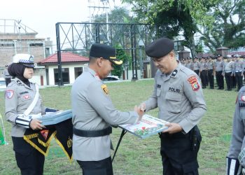 Wujud Kebersamaan Jelang Nataru, Kapolres Kotamobagu Beri Bingkisan Natal