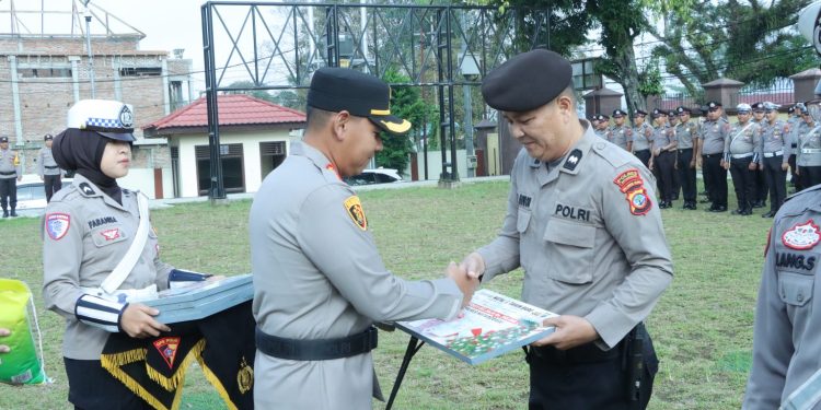 Wujud Kebersamaan Jelang Nataru, Kapolres Kotamobagu Beri Bingkisan Natal