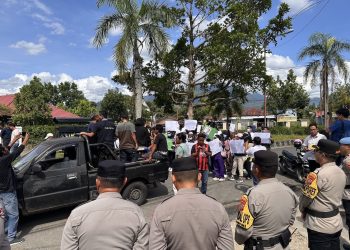 Puluhan Nakes RSIA Kasih Fatimah Lakukan Aksi Damai di Depan Polres