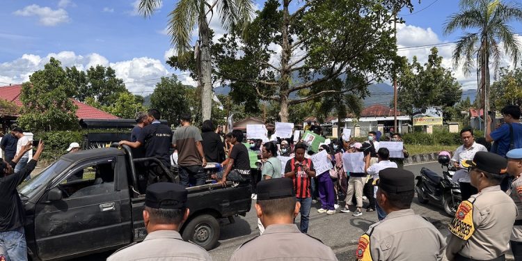 Puluhan Nakes RSIA Kasih Fatimah Lakukan Aksi Damai di Depan Polres